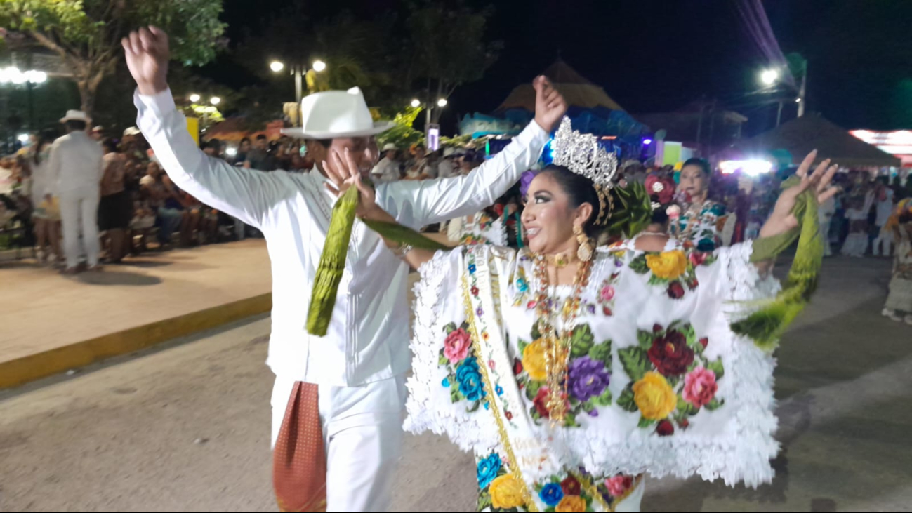 Los habitantes de Dzitnup lucen trajes típicos y celebran con música de las orquestas “Ha Canul” y “Noh Beh”.