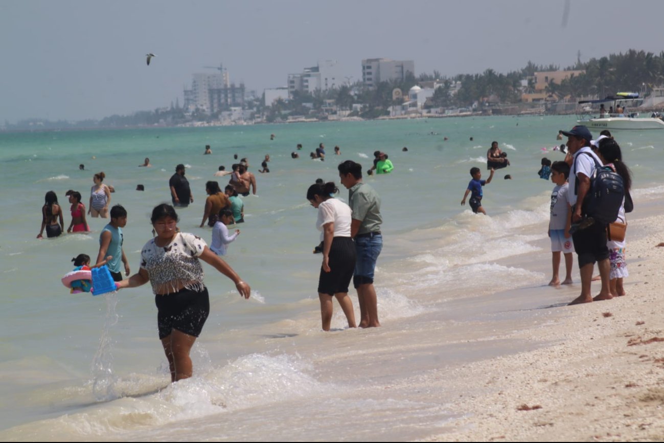 Yucatecos aprovechan el puente del 17 de marzo para  visitar las playas de Progreso