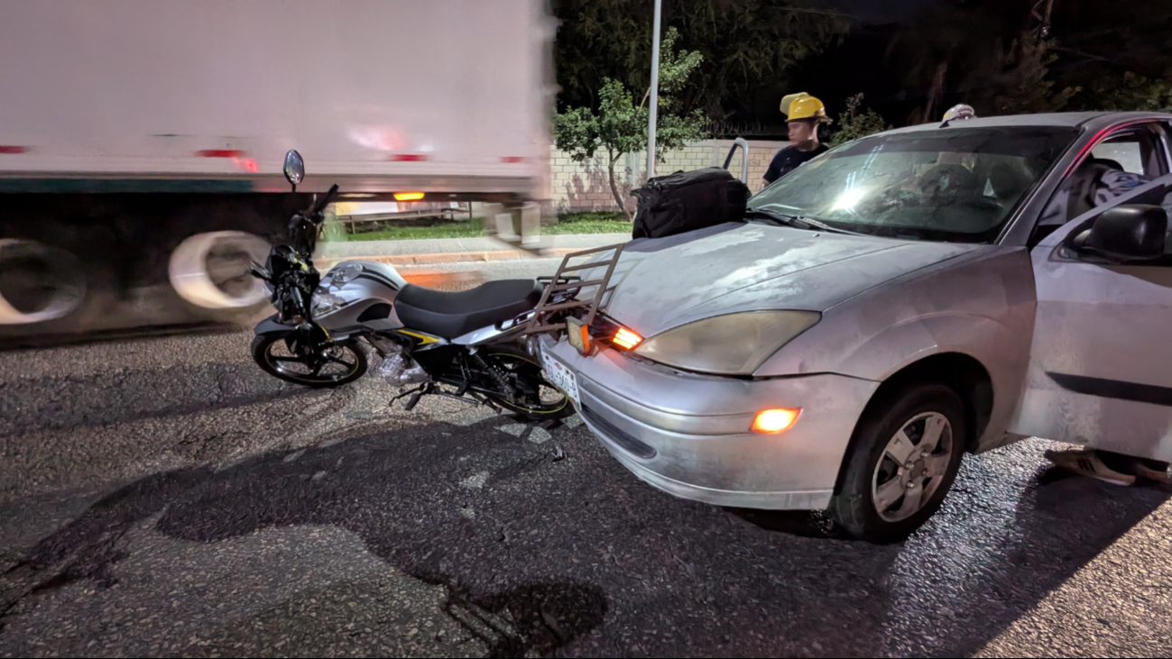 Tres vehículos, incluyendo una motocicleta, estuvieron involucrados en un accidente frente a una ferretería en la colonia Pedro Sainz de Baranda