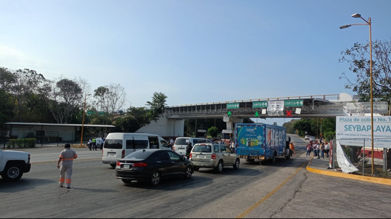 Fuerza Campesina bloquea autopista en Campeche, tras cierre del Tribunal Agrario