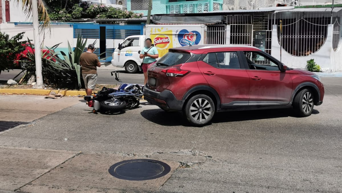 Accidente en Ciudad del Carmen: Motociclista choca contra una camioneta al no frenar a tiempo 