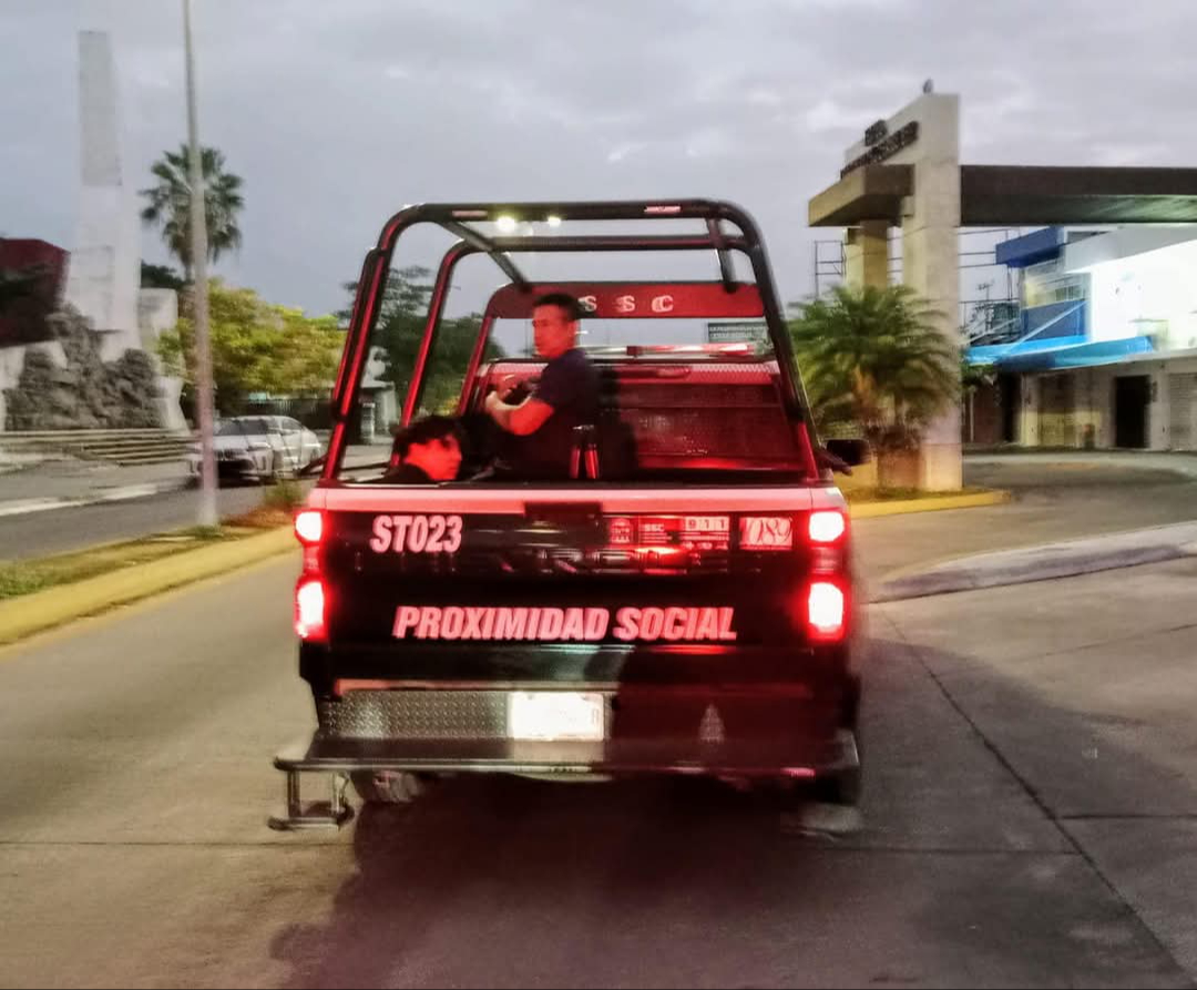 El sujeto fue subido a la patrulla policíaca para su traslado a la cárcel municipal.