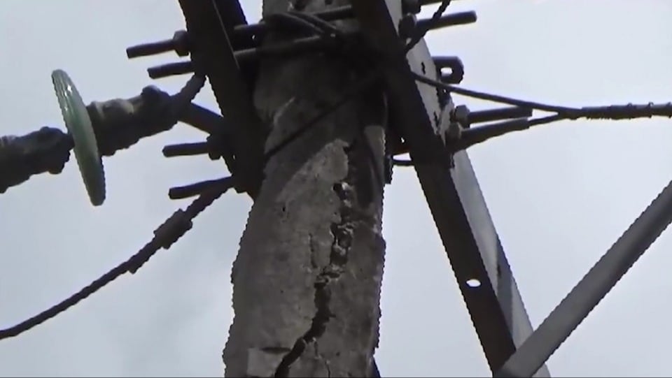 La CFE aún no ha realizado el cambio de postes de luz y fusibles.