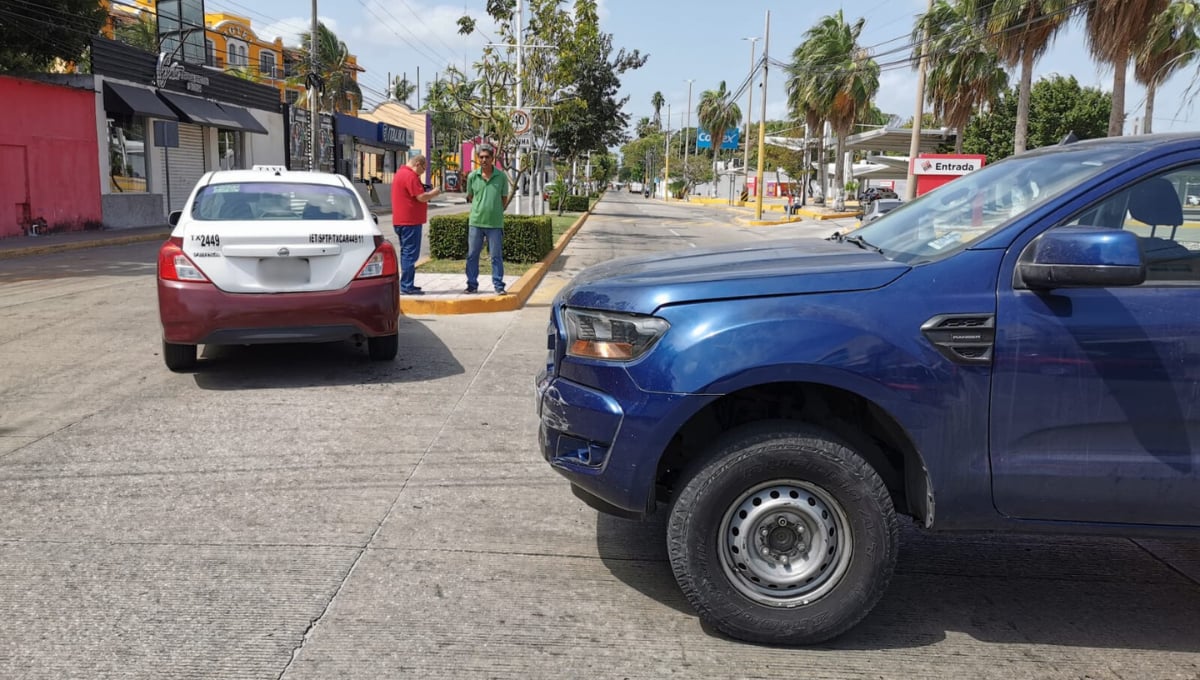 Camioneta impacta un taxi en la colonia Petrolera de Ciudad del Carmen; no se reportan heridos