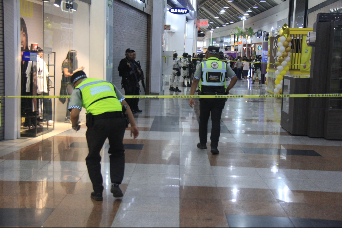 Los delincuentes no fueron detenidos, ya que huyeron rápidamente del centro comercial