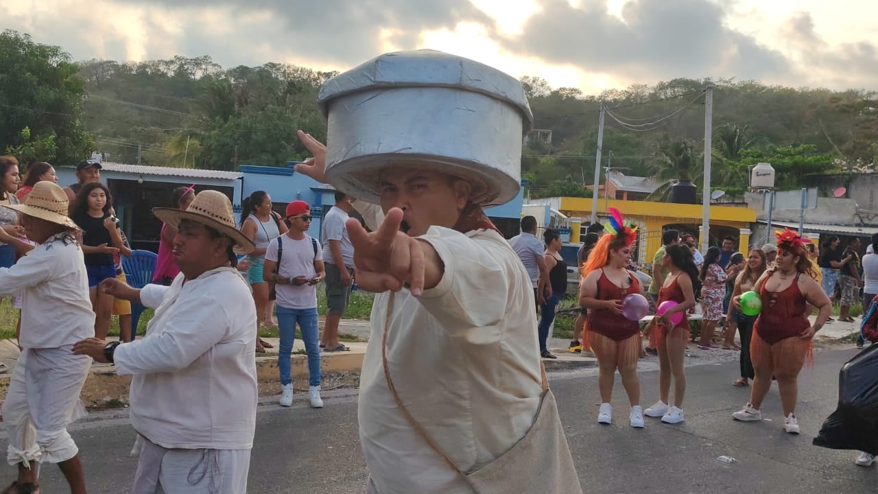 Los pobladores y visitantes disfrutaron de los diversos grupos, comparsas, disfraces y carros alegóricos que amenizaron el derrotero