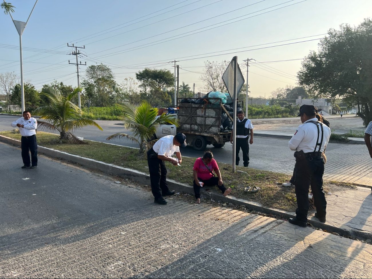 Mujer se abre la cabeza tras caerse de su bicicleta en Escárcega 