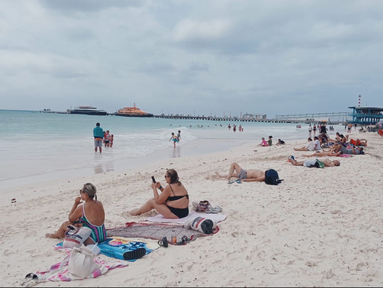 El fin de semana largo y el buen clima que se tuvo durante las primeras horas del día provocó que aumentara la afluencia de visitantes en las costas