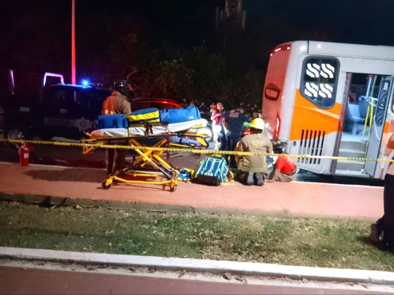 El incidentado fue colocado en una camilla para ser trasladado al hospital