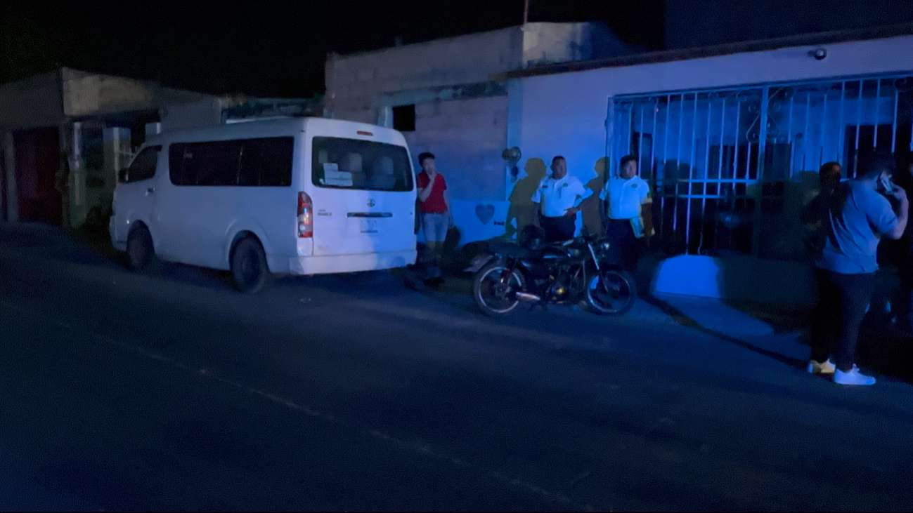 Familiares del motociclista arribaron a la escena para dialogar con el propietario de la camioneta.