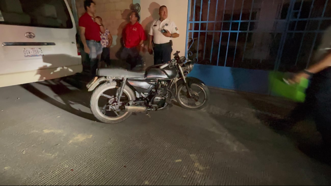 La motocicleta fue abandonada por el responsable del golpe.