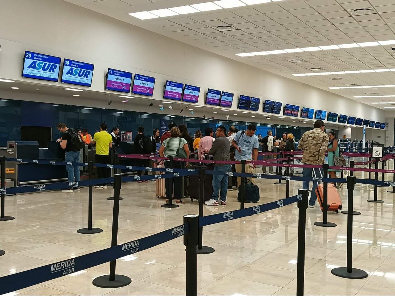 Se registra buena afluencia de pasajeros este martes en el aeropuerto de Mérida