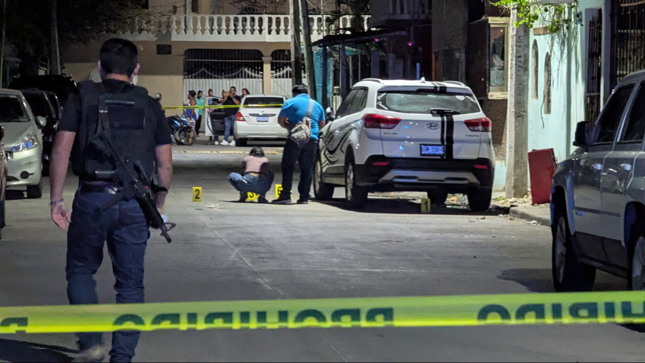  Atacan a balazos vehículo de prestamistas en calle de Ciudad del Carmen   