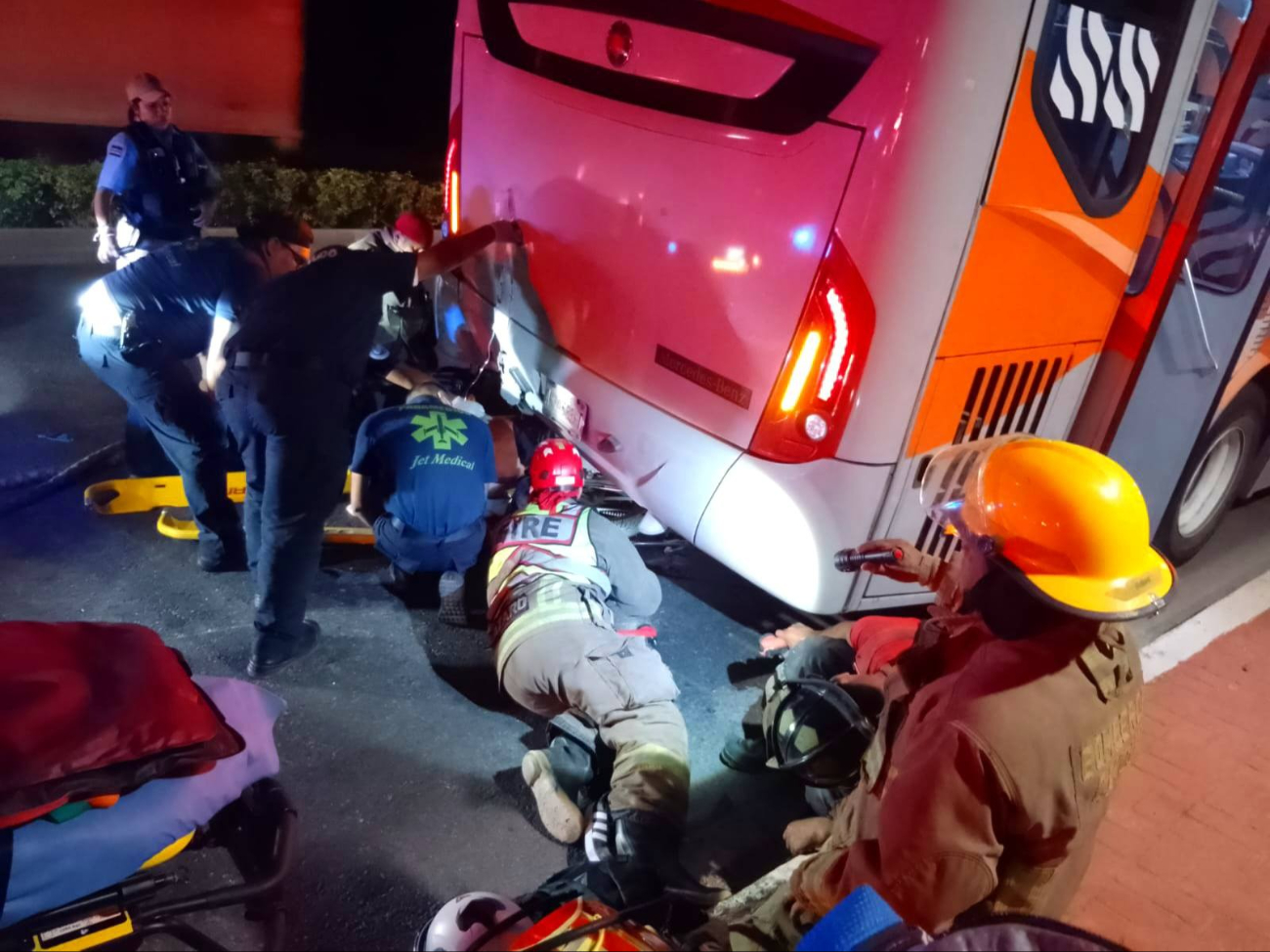 Un motociclista terminó debajo de un autobús