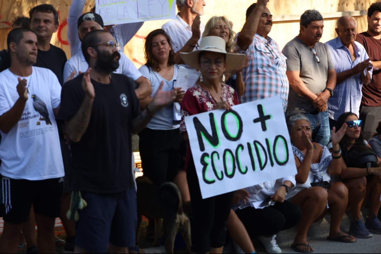 Al menos un centenar de personas se manifestaron en el sitio de construcción.