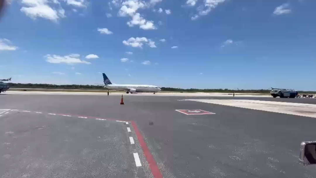 El vuelo internacional fue recibido con un espectáculo