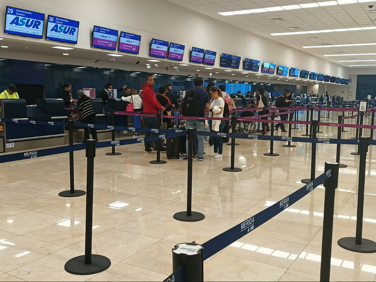 Hay afluencia regular de pasajeros en el aeropuerto de Mérida