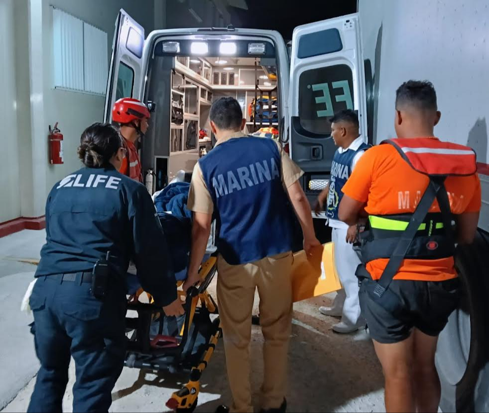 SEMAR evacua de emergencia a mujer de un crucero por complicación médica en Isla Mujeres