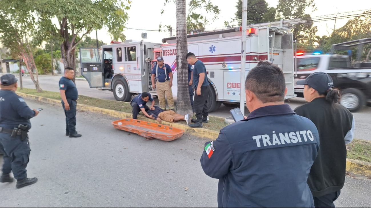 Ante la demora de los paramédicos, los elementos con ayuda de bomberos auxiliaron al lesionado