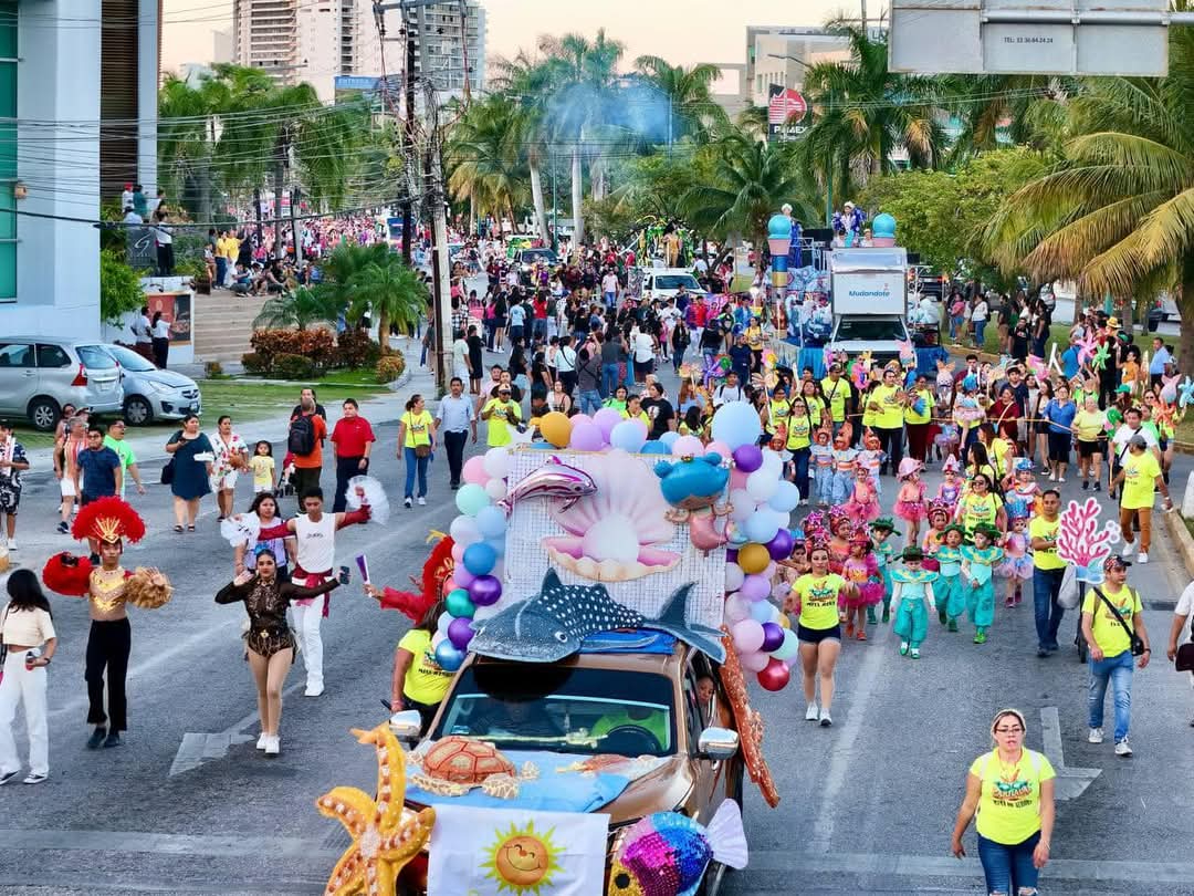 Las calles se llenan de colores, música y baile en el Carnaval de Cancún 2025