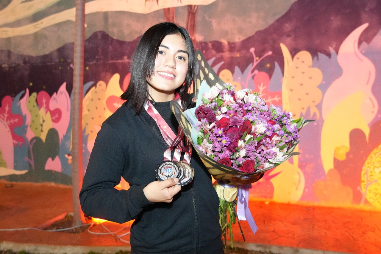 Kenia May Dzul cosecha medallas en competencia internacional de levantamiento de pesas