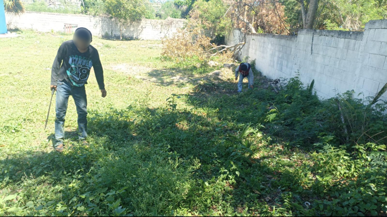 Los hombres fueron obligados a chapear en el poblado