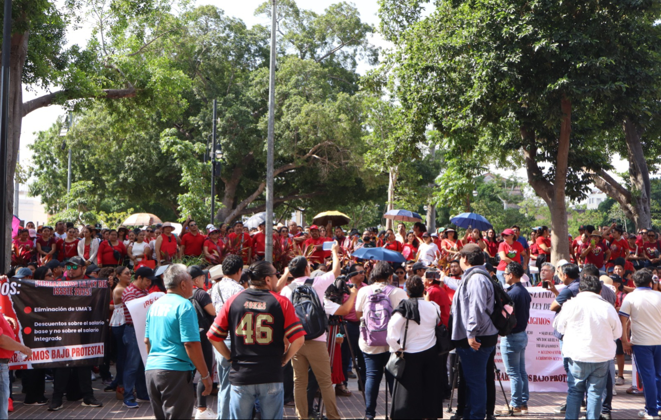 Los maestros se plantaron en la Plaza Grande de Mérida