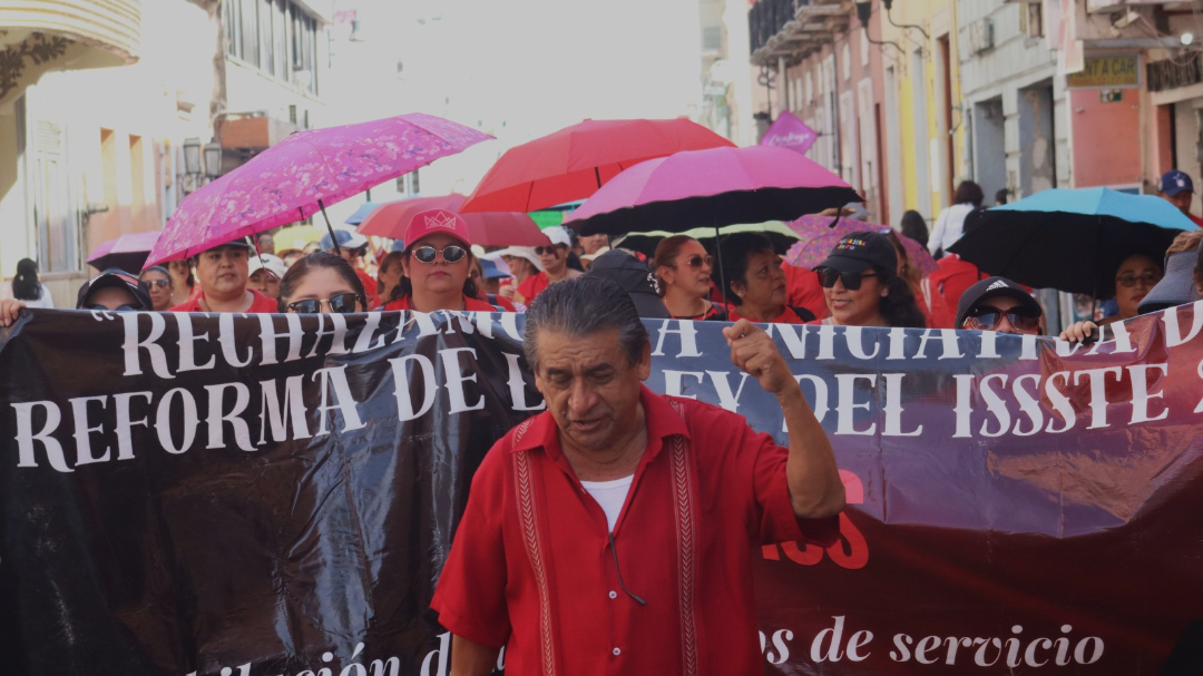 Maestros protestan en el Palacio de Gobierno en Mérida