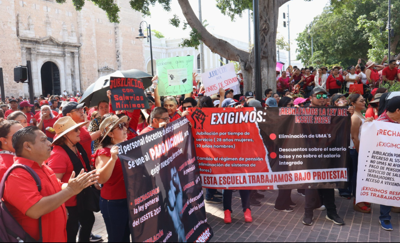 Maestros se manifestaron en el Palacio de Gobierno en Mérida