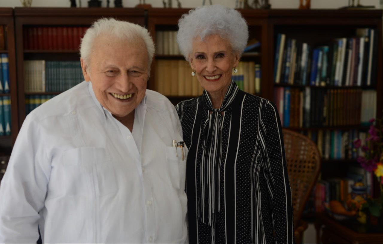 Don Mario Renato Menéndez junto a su esposa, doña Alicia Figueroa González