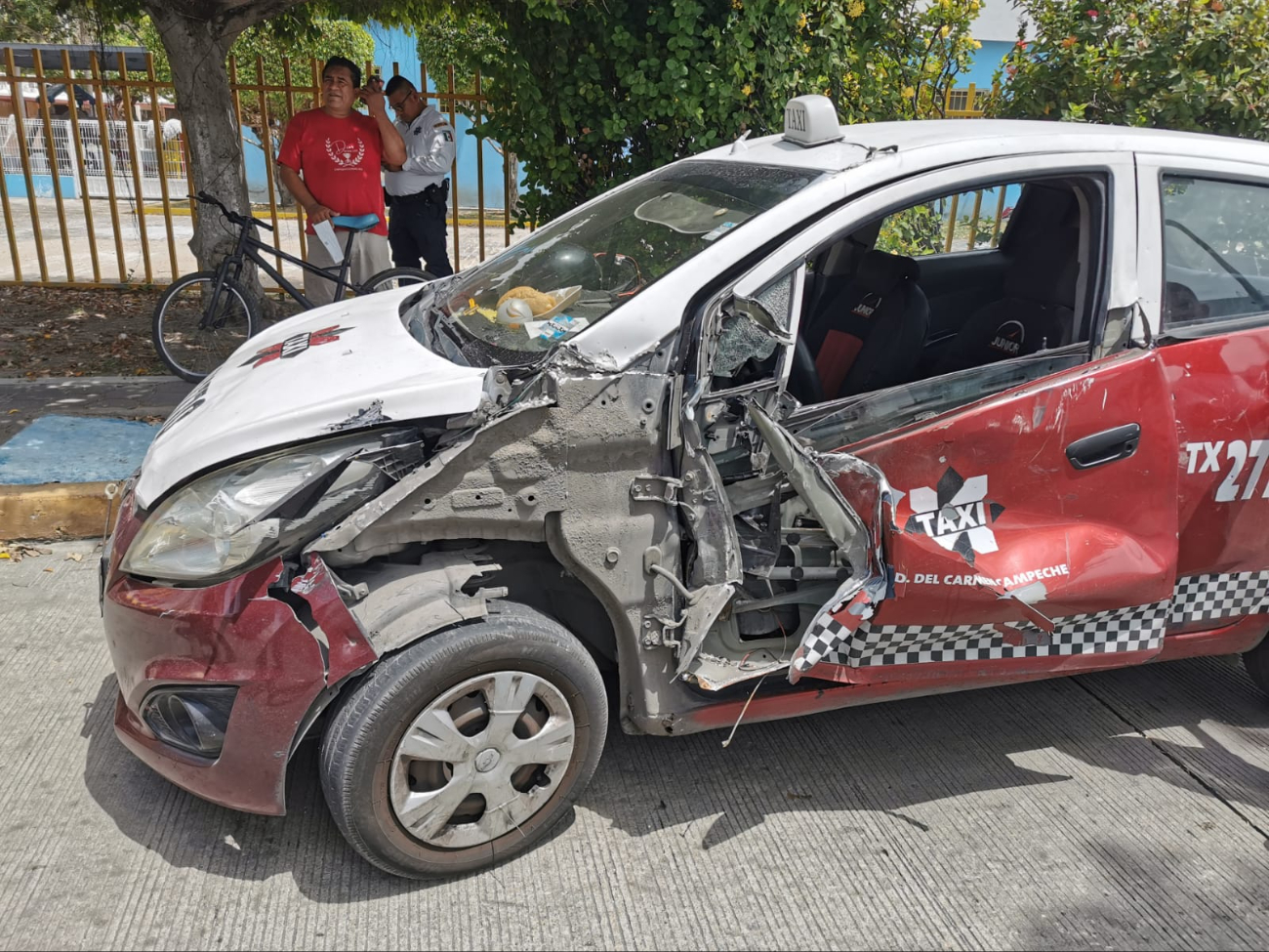 Choque entre taxista y grúa, deja daños materiales de miles de pesos en Ciudad del Carmen