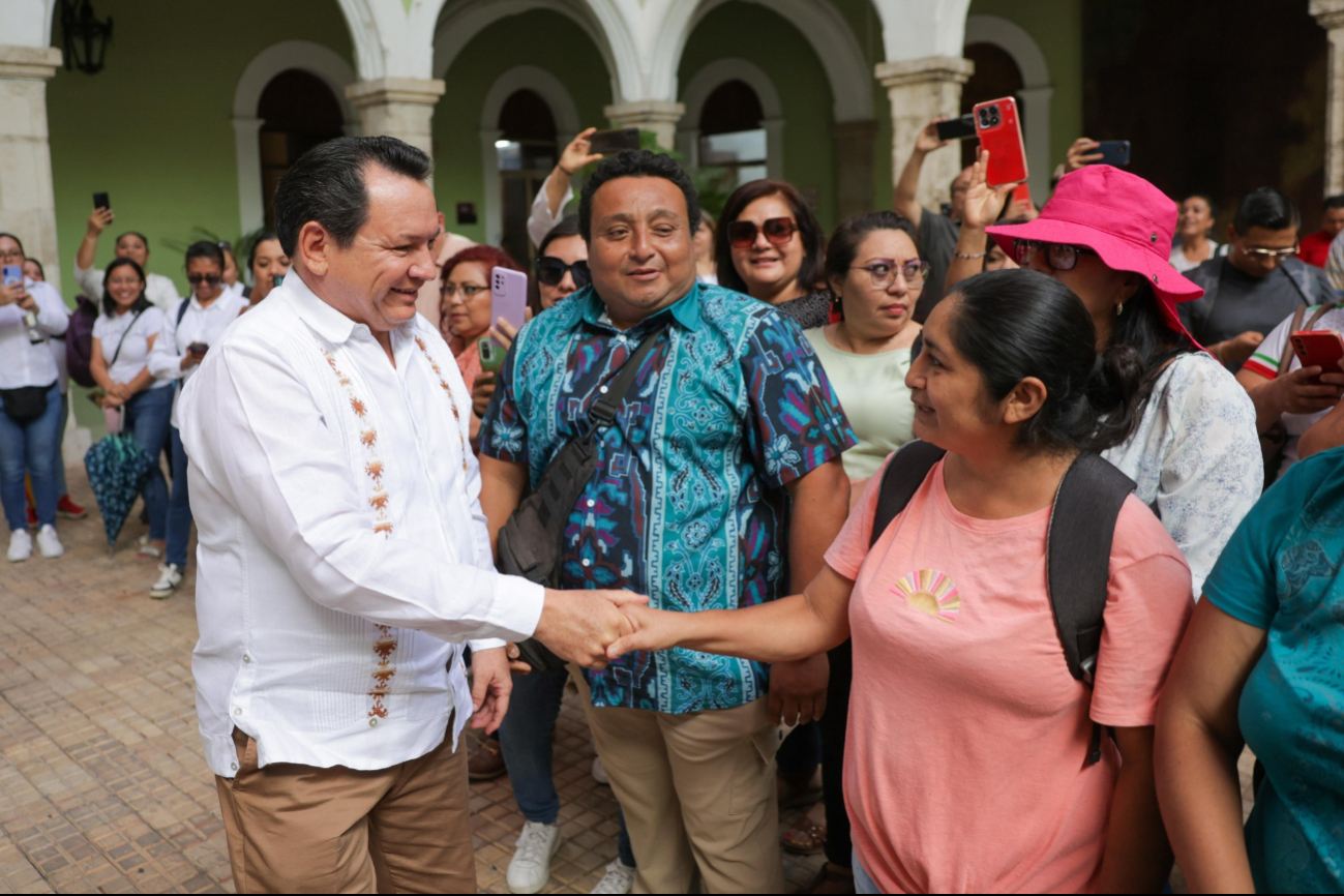 Joaquín Díaz Mena recibió a un grupo de maestra y maestros en Palacio de Gobierno