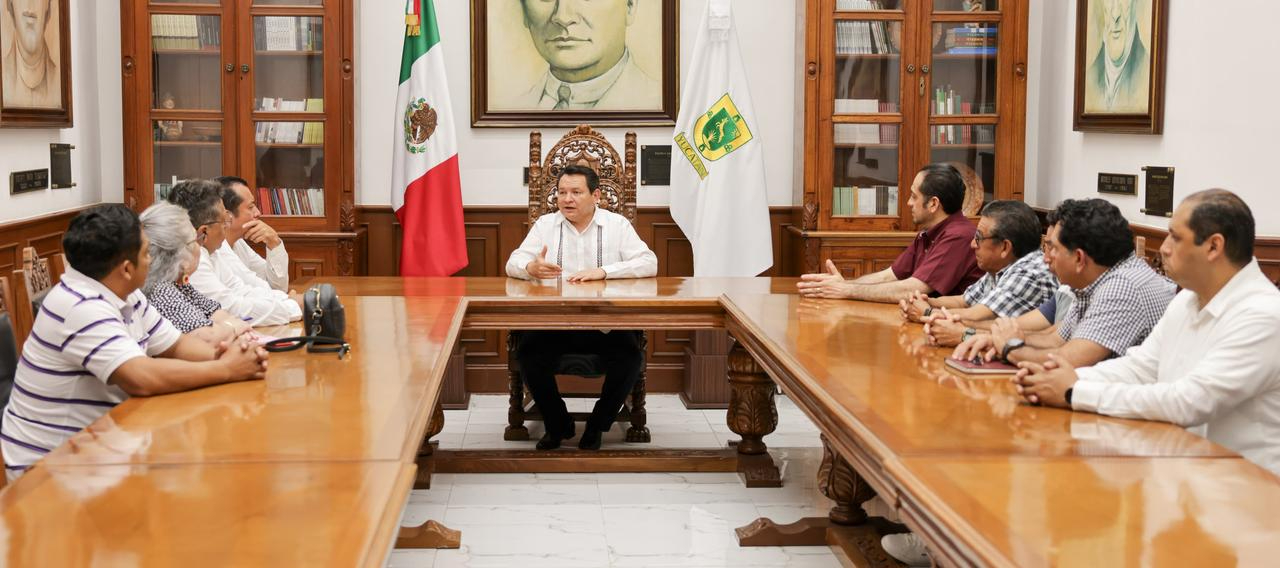 Joaquín Díaz Mena se sienta a la mesa con los sindicatos de profesores y llegan a varios acuerdos