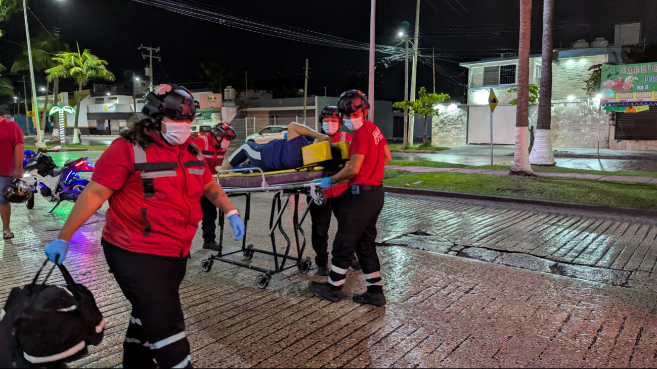 La mujer lesionada fue trasladada al hospital debido a sus fuertes dolores en las piernas