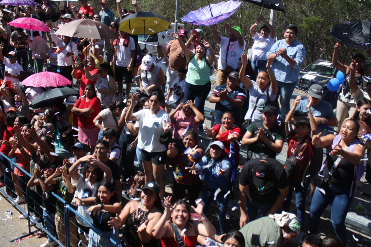 A pesar del fuerte calor, los asistentes al último derrotero del Carnaval de Mérida disfrutaron del ambiente de fiesta