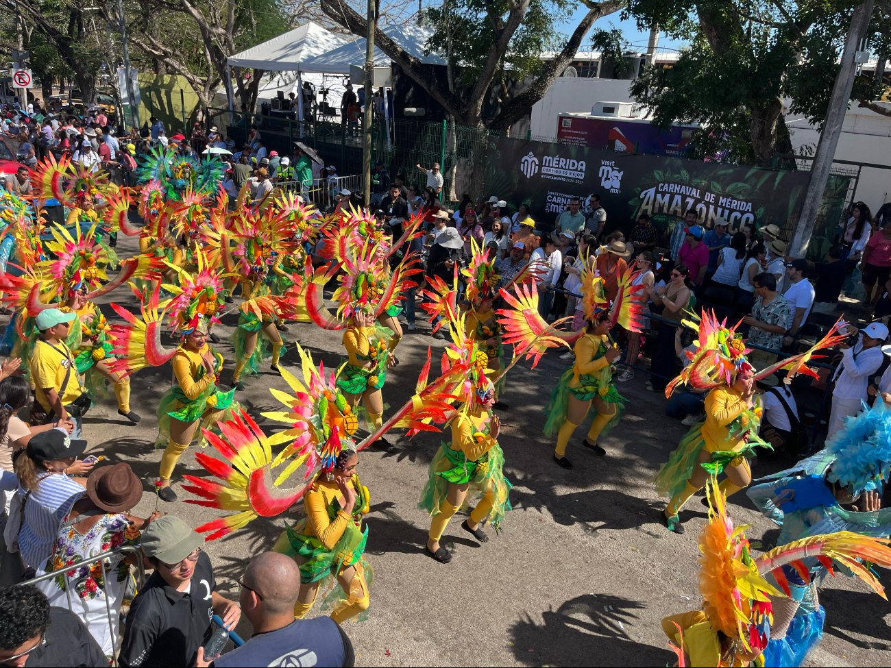 Carros alegóricos desfilaron en el Carnaval de Mérida