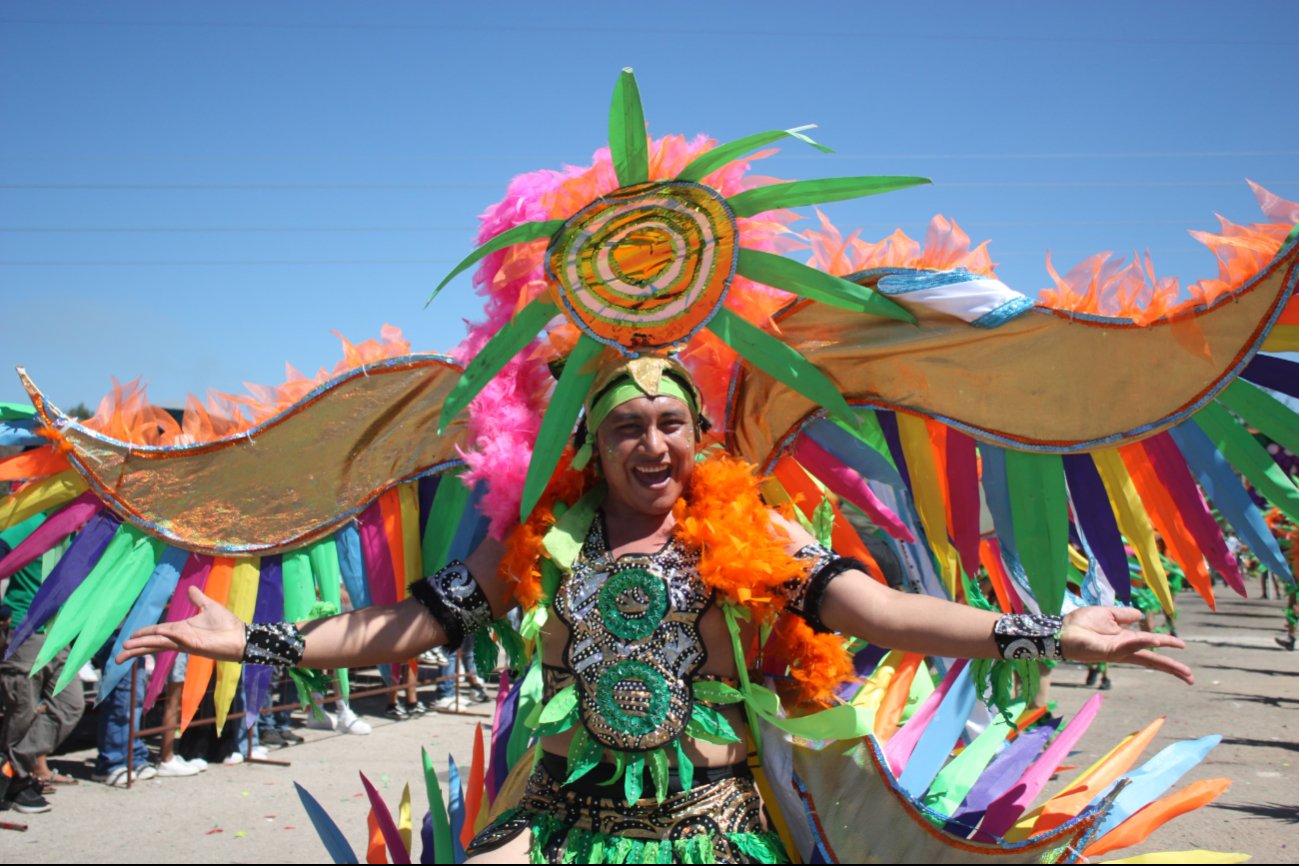 Jóvenes y adultos disfrutaron de desfiles, comparsas y espectáculos que convirtieron la celebración en una fiesta imperdible