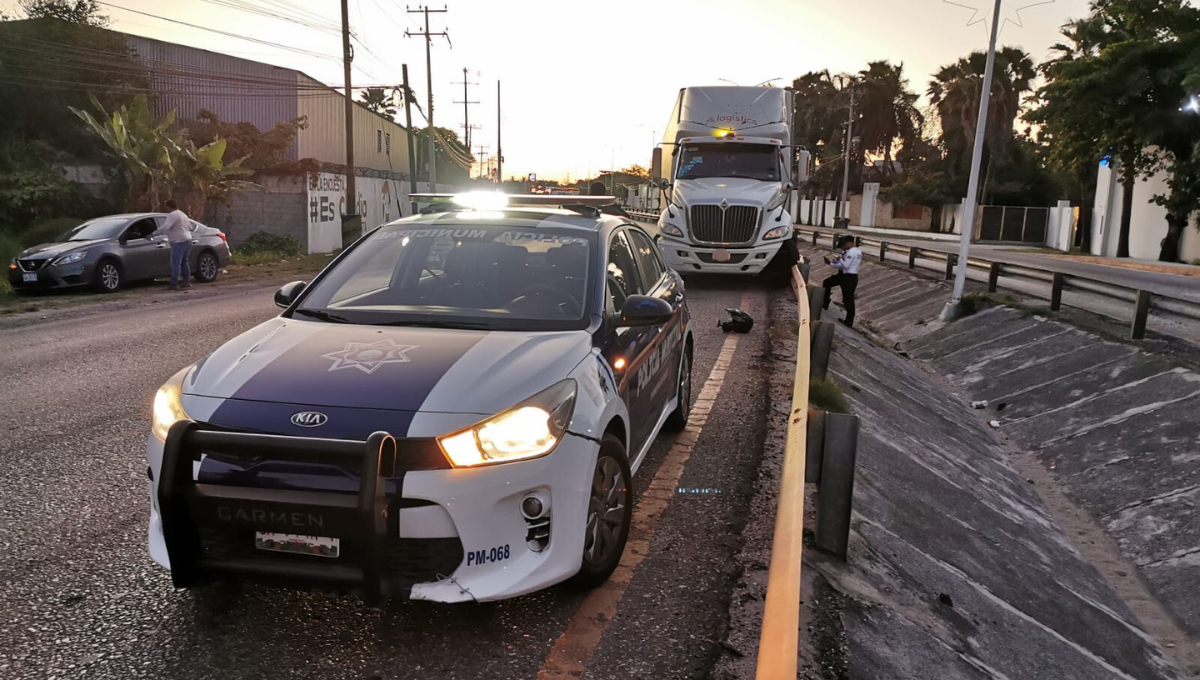 Trailero es detenido al chocar y causar daños en la vía pública en Ciudad del Carmen 