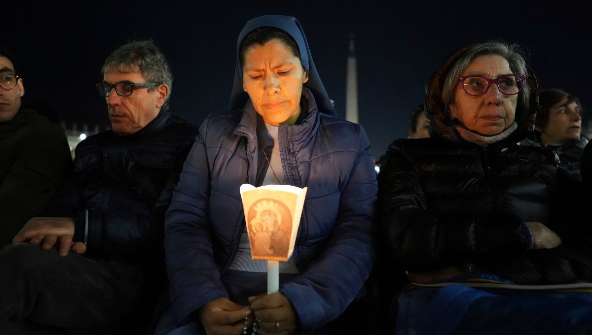 Mientras continúa la recuperación del Papa Francisco, en la Plaza de San Pedro sigue el rezo del rosario por su salud