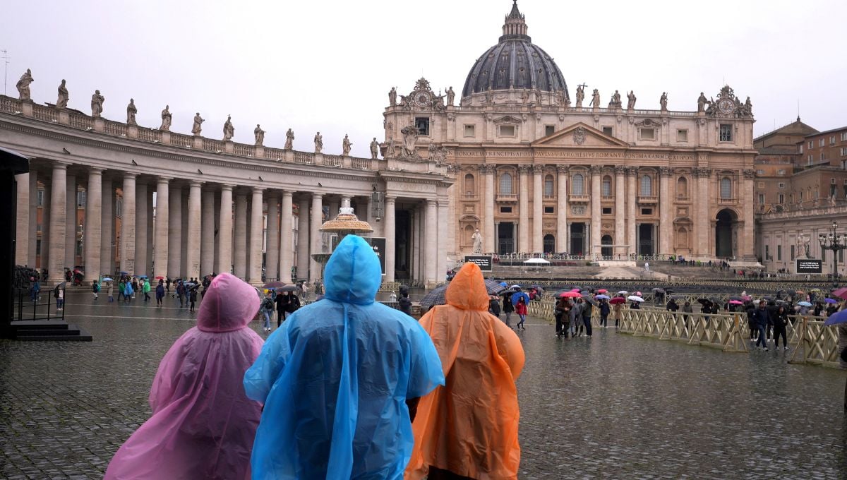 Mientras el papa continúa con su recuperación, el Vaticano ha convocado oraciones por su salud en la Plaza de San Pedro