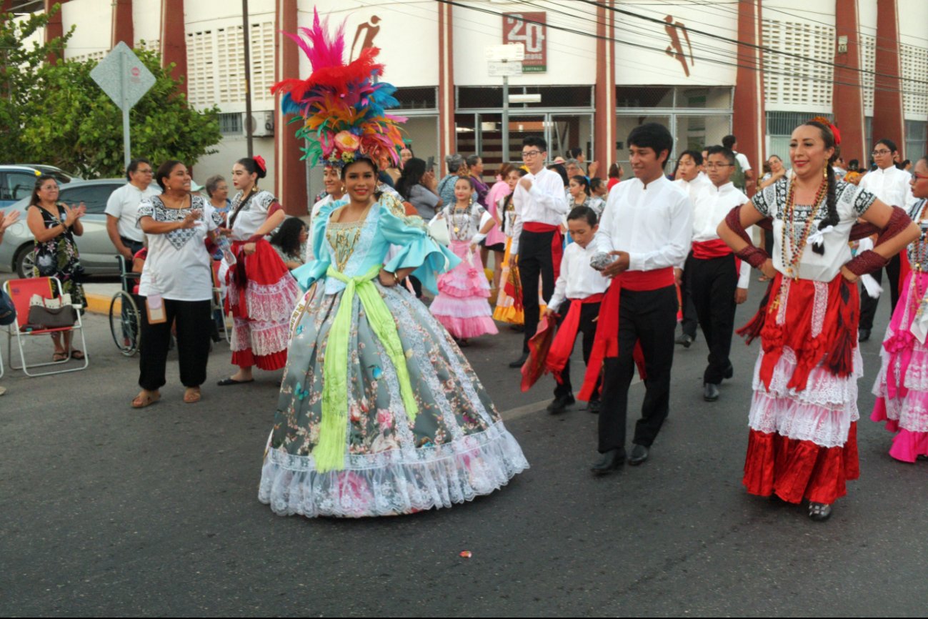 Portaron con orgullo el traje