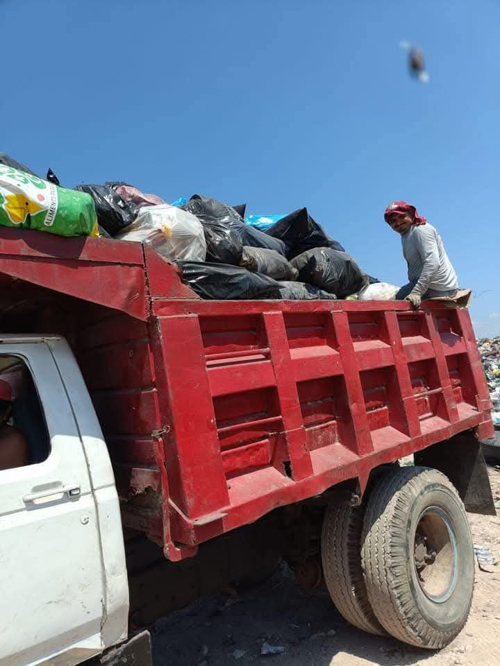 Recolectan acumulación de basura en colonia Calderitas con ayuda de volquetes