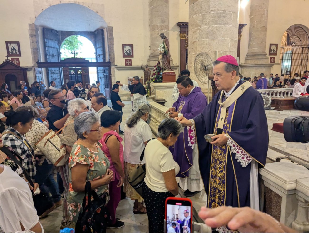 Asisten feligreses a recibir la cruz de ceniza en la Catedral de Mérida