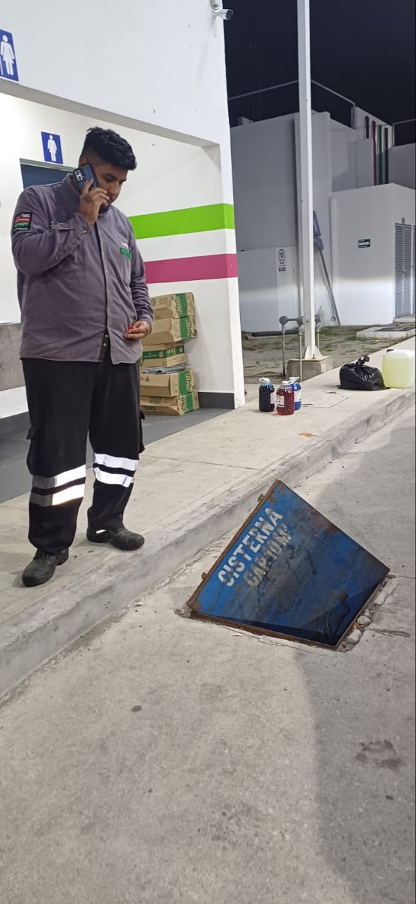 Peligro en gasolinera de Atasta; un menor cayó en registro y su padre lo salvó