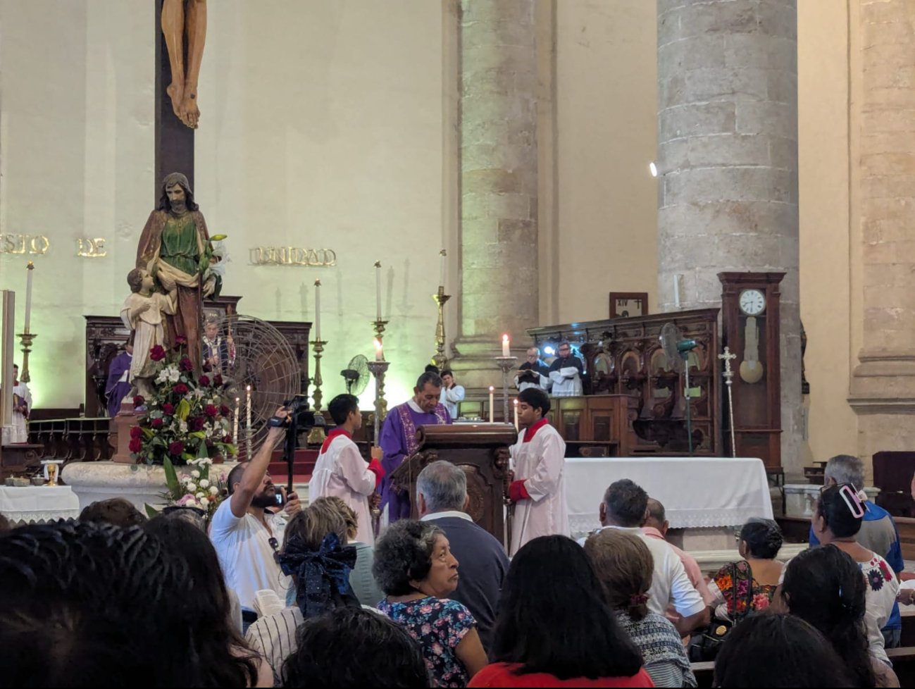 La misa se realizó en la Catedral de San Idelfonso de Mérida