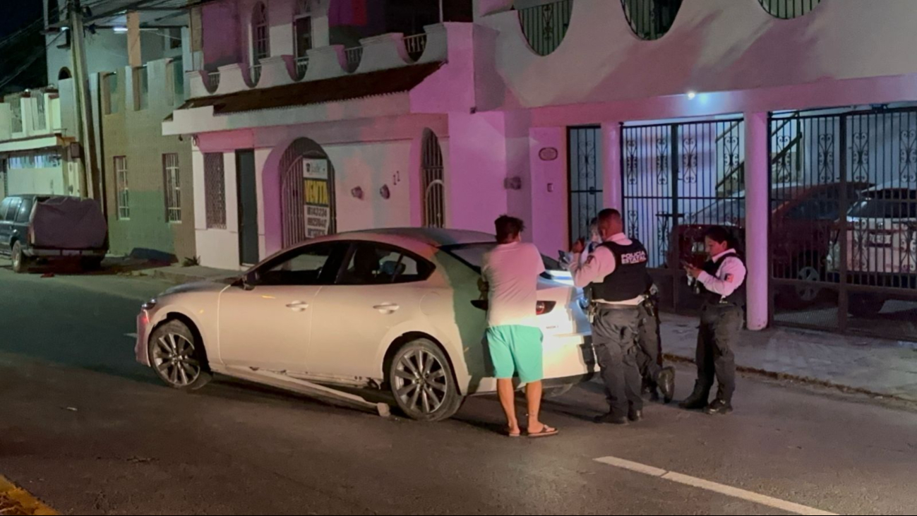 Campeche: Adolescente ebrio estrella el auto de su padre 