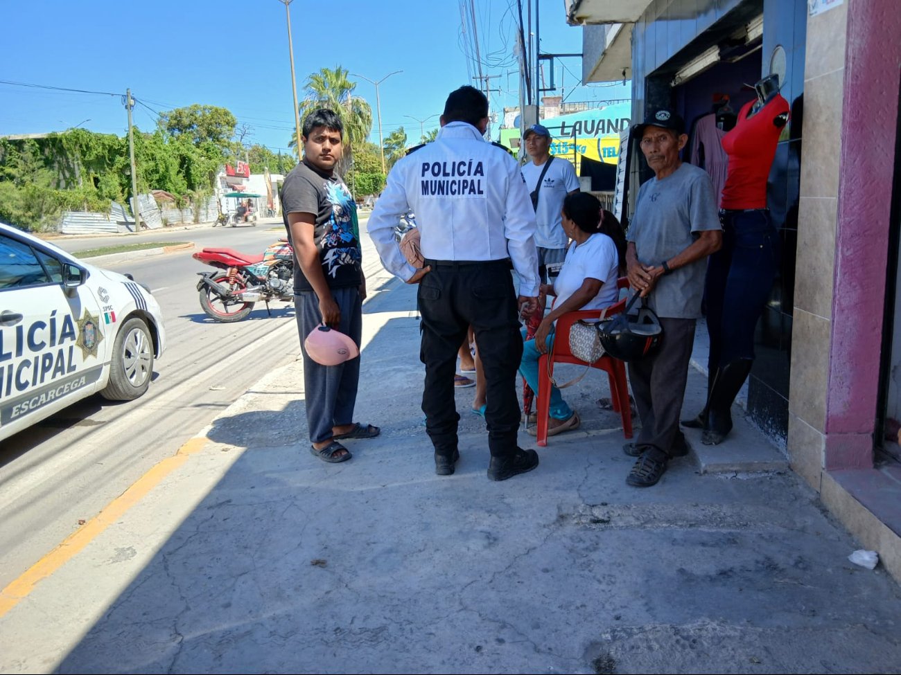 Choque entre motocicleta y triciclo en Escárcega hiere a par de ancianos