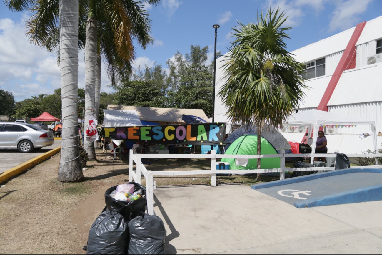 Profesores realizan guardias en los patios de la Secretaría de Educación de Quintana Roo