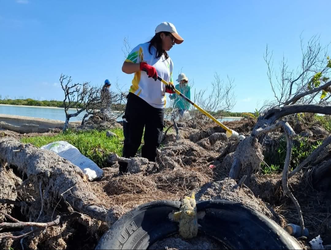 Voluntarios comprometidos con el medio ambiente recolectan basura arrojada por el mal tiempo