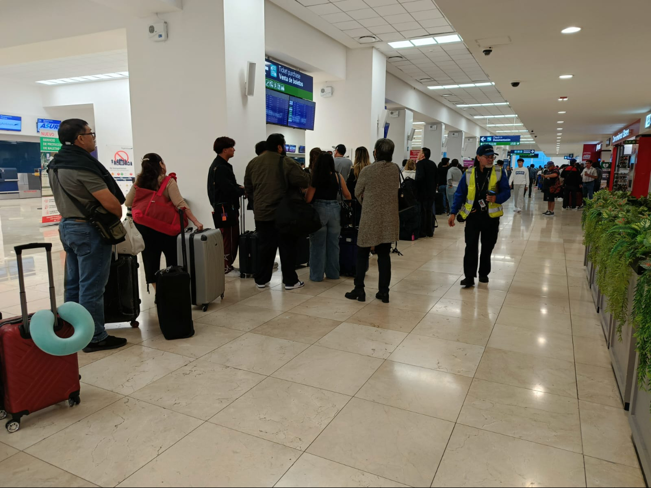 Hay largas filas en el aeropuerto de Mérida